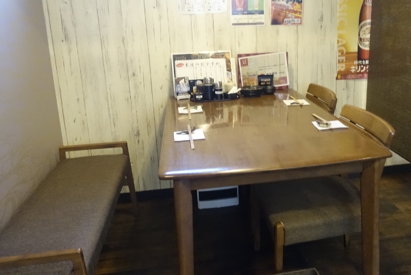 ゆったりとしたテーブル席